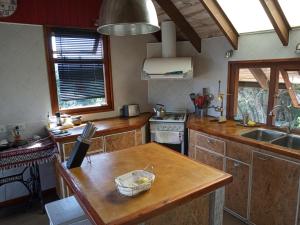 cocina con mesa de madera y fregadero en Albatros cabaña en Villa La Angostura