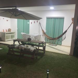 uma sala de estar com uma rede de descanso e uma mesa em vilage em guarajuba bahia em Salvador