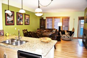 Predel za sedenje v nastanitvi Renovated Condo, 2BR, 2BA, Heated Pool, 3 Hot Tubs, Pets Welcome!