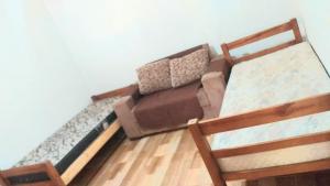 a living room with a couch and a bed at Chácara São Francisco in Olímpia +5 photos