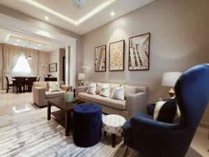 sala de estar con sofá y mesa en F residence, Elegant & Luxury, en Riad