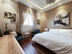 1 dormitorio con 1 cama, 2 sillas y ventana en F residence, Elegant & Luxury, en Riad