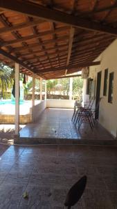 a porch with chairs and a wooden roof at Chácara São Francisco in Olímpia