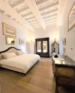 - une chambre avec un lit et un bureau dans l'établissement Borgo Pinti Suites Le Stanze dei Nobili, à Florence