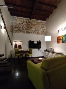 sala de estar con sofá verde y mesa en Dimora Arco Basso - Old Town en Bari