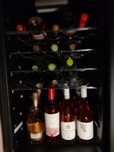 un frigorifero pieno di bottiglie di vino di Dimora Arco Basso - Old Town a Bari