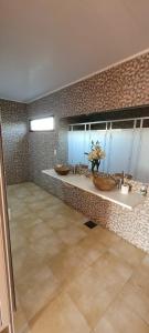 baño grande con 2 lavabos y ventana grande en El Coronillo - Lodge en Concepción del Uruguay