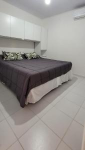 1 cama grande en una habitación blanca con en El Coronillo - Lodge en Concepción del Uruguay