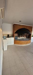 a kitchen with a fireplace in the middle of a room at El Coronillo - Lodge in Concepción del Uruguay