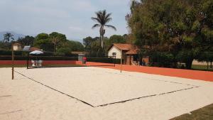 a tennis court with a net on top of it at Pousada Vila Minas in Itanhandu