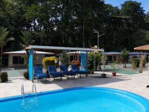Bazén v ubytování Puerto Vargas lodge nebo v jeho okolí