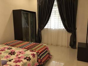 um quarto com uma cama e uma janela com cortinas em Homestay Atfa Beseri Kangar Perlis em Kangar
