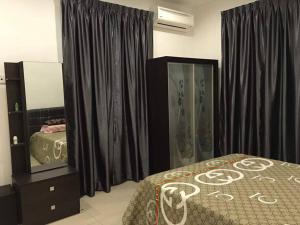 um quarto com uma cama, uma cómoda e um espelho em Homestay Atfa Beseri Kangar Perlis em Kangar