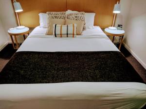 Postel nebo postele na pokoji v ubytování Darwin Harbour Suite