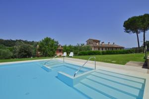 een groot blauw zwembad voor een huis bij Francigena Apartments Castelfiorentino - Happy Rentals in Castelfiorentino