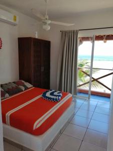 1 dormitorio con cama y vistas al océano en Casa La Quinta Ola, en Troncones