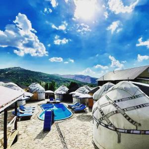 ośrodek z basenem i kilkoma kopułami w obiekcie Boutigue Hotel Nebesa w mieście Chimgan