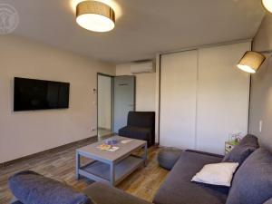 ein Wohnzimmer mit einem Sofa und einem Tisch in der Unterkunft Gîte Montchal, 6 pièces, 12 personnes - FR-1-496-234 in Montchal