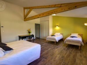 Ein Bett oder Betten in einem Zimmer der Unterkunft Gîte Montchal, 6 pièces, 12 personnes - FR-1-496-234