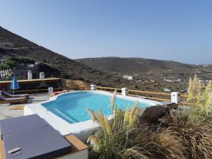 een groot zwembad bovenop een huis bij 3 Paros *All Season* Villas in Parikia