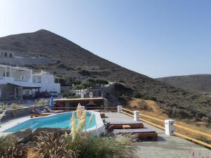 een zwembad met een berg op de achtergrond bij 3 Paros *All Season* Villas in Parikia