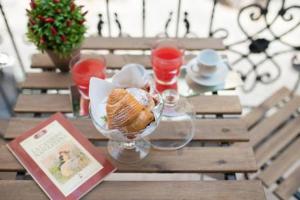 uma mesa com uma tigela de comida e um livro em TreSette Toledo em Nápoles