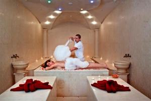 un homme et une femme dans une baignoire dans l'établissement Grand Monastery Private Apartment, à Pamporovo