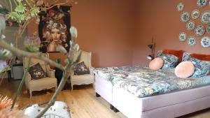 sypialnia z łóżkiem z płytkami na ścianie w obiekcie Casa di Fiore w mieście Ospel