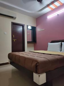Hotel DKR Residency客房内的一张或多张床位