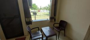 Ein Sitzbereich in der Unterkunft Sanjog Resort