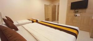 Ein Bett oder Betten in einem Zimmer der Unterkunft Sanjog Resort