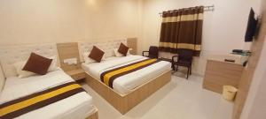 Ein Bett oder Betten in einem Zimmer der Unterkunft Sanjog Resort