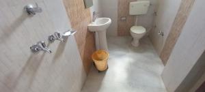 Ein Badezimmer in der Unterkunft Sanjog Resort