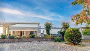 a building with a tent in a garden at Hotel Bellavista in Anacapri