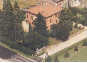 eine Aussicht über ein großes Haus mit einer Straße und Bäumen in der Unterkunft b&blequercedimarco Camera Rossa in San Prospero 