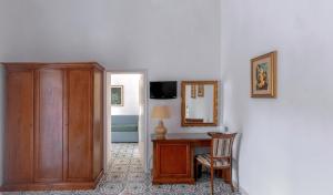 a room with a desk and a mirror and a chair at Hotel Bellavista in Anacapri