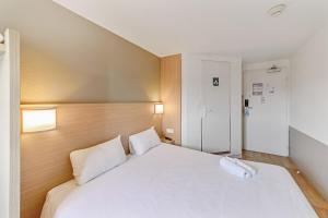 Postel nebo postele na pokoji v ubytování Kyriad Direct Annemasse - Genève