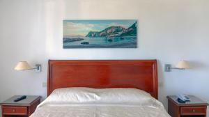 a bedroom with a bed with two night stands and two lamps at Hotel Bellavista in Anacapri