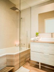La salle de bains est pourvue d'une baignoire et d'un lavabo. dans l'établissement Venez Chez Vous - Chalet Le Villaret - Vue lac, à Saint-Jorioz