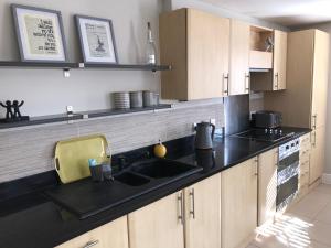 eine Küche mit einer Spüle und einer Arbeitsplatte in der Unterkunft Flagstaff Court in Kent