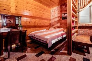 sypialnia z łóżkiem i biurkiem w kabinie w obiekcie Cui Song Yuan Homestay w mieście Tongxiao