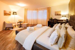Un pat sau paturi într-o cameră la Business Hotel First