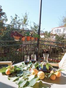 una mesa con copas de vino en el balcón en Kizikis Kari, en Signagi