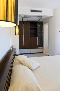 een slaapkamer met een bed met een kussen erop bij Hotel Le Piane in Villammare