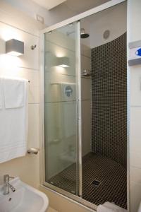 ヴィッランマレにあるHotel Le Pianeのバスルーム(ガラス張りのシャワー、シンク付)