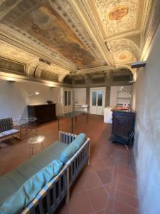 een grote kamer met een bank en een tafel bij Intero Appartamento. San Giovanni Uno in Brescia