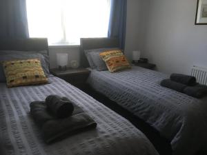 Säng eller sängar i ett rum på High Oak Holiday Cottage