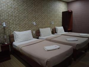 Postel nebo postele na pokoji v ubytování AB Star Suites