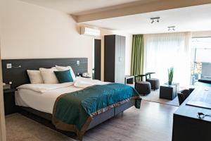 Rúm í herbergi á Abalona Hotel & Apartments