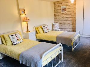 Кровать или кровати в номере Charming 2 Bed House near Rhoscolyn DISCOUNTS FOR